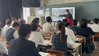 同じ絵でも違う景色 広重作品で多面的思考を育む