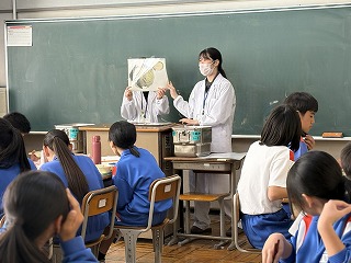 地元野菜で彩る給食 生徒に食育のひととき