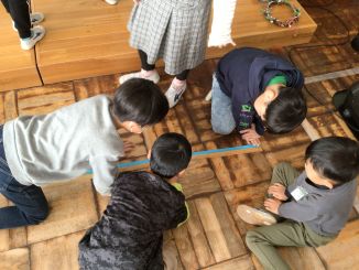 2年生 長いものの長さを調べる学習をしています!