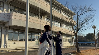 凍える運動場 生徒会が新年初の掲揚