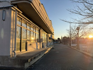 冬空に半月 凍える朝 間もなく登校開始