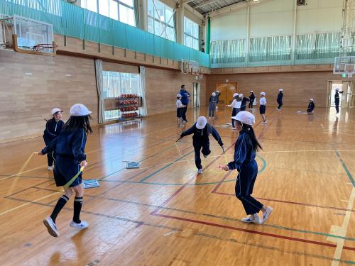 3、4年生 縄跳び検定とバスケットボール