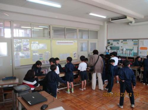 2・4年生 一緒に外国語を楽しみました!