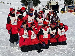 スキー宿泊学習27 実習班で記念撮影