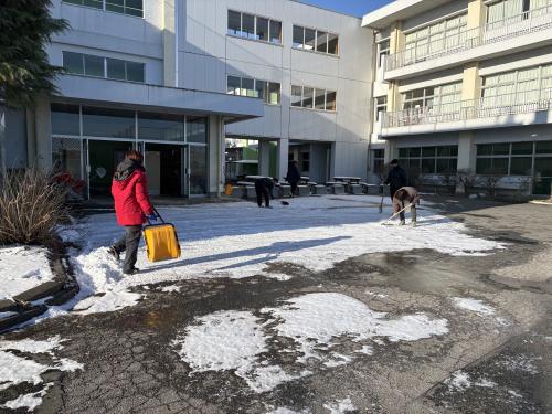 雪の影響で2時間遅れ登校です。