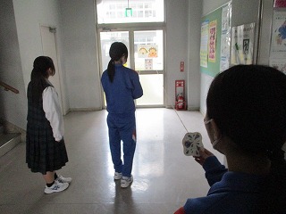 咳やくしゃみ ウイルスはどこまで飛んでいく?