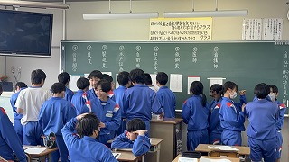 職業人講演会を前に、最終確認 — 2年1組の教室で準備進む