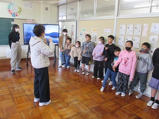 2月17日 だるまさんがころんだ~英語バージョン~に取り組みました!(2・5年)