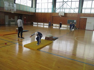 2月18日 跳び箱を使った運動遊びに取り組みました!(1・2年体育)