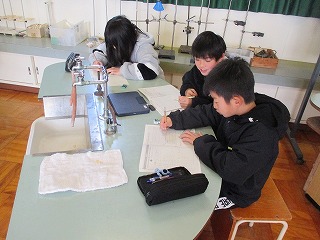 2月18日 水が冷えて氷になるとき、水の温度やようすはどのように変わるだろうか?(4年理科)