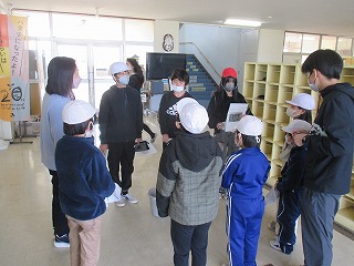 2月18日 たてわり清掃・振り返りに取り組みました!(全学年)