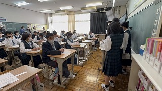 「責任は取れないAI」 授業参観で未来の働き方を考える