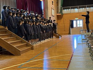 卒業式へ、最終仕上げ 3年生が本番さながらの予行演習