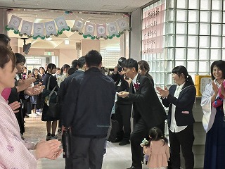 雨音に寄り添う別れ──72名が歩き出した静かな春の道