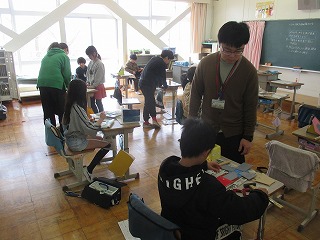 3月18日 カクカク板を組み合わせよう!(4年図工)