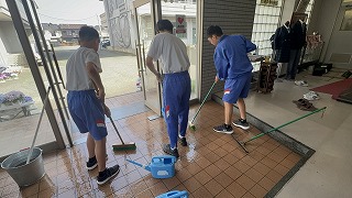 入学式へ向け準備本格化 2年生が校舎周りを清掃