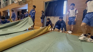 入学式へ向け準備進む 3年生が体育館でシート敷き作業