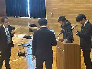 静寂の体育館に響く「はいっ」の声 式典前の緊張感