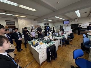 会議前に五十音順アイスブレイク 職員室に笑顔広がる