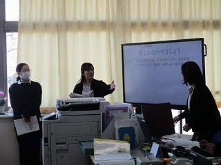 教職員が「ピアサポート」体験 仲間づくりの手法を学ぶ