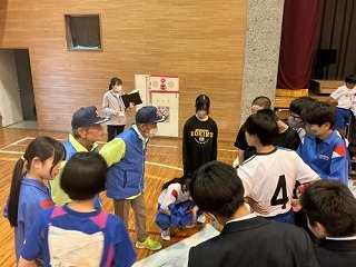 新入生と先輩、交通安全協会の方が共に通学路の安全確認 ~交通安全教室~