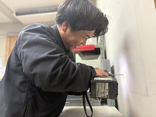 放課後の職員室に響くドリル音 キーボックス設置へ準備進む