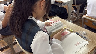 国語辞典片手にテンポよく 1年2組で語彙学習が活発化