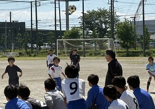 近隣校と練習試合 運動場に広がる熱気と声援