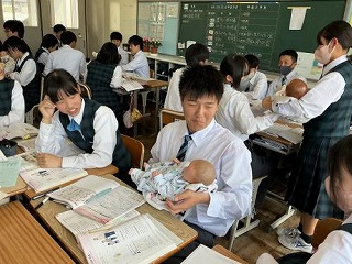 赤ちゃんを抱っこする3年生