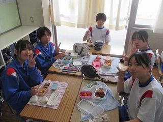 2年生のお弁当タイム1