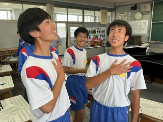 新鮮な気持ちで校歌斉唱 ~3年生音楽~