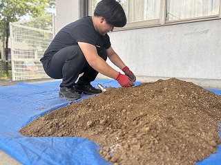 技術室前で進む、トマトづくりの準備