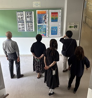 廊下に並ぶ力作に感嘆の声 ~民生委員訪問3~