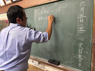 黒板に刻む励ましの言葉 教務主任が始業前に準備