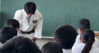 静まり返る教室 実習生の一礼が伝えた“礼儀”の重み