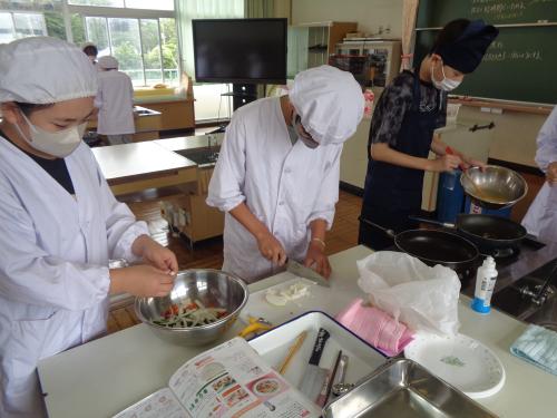 6年調理実習(いためる調理で朝食のおかずを作ろう)