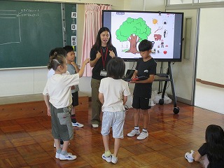 6月16日 朝のEnglish Time 「私は木です。I am a tree.」(全学年)