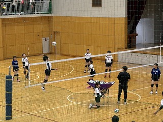 バレーボール部 応援に背中押され、連勝で県南切符獲得