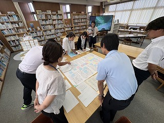 図書室で深まる授業研究 数学と学級活動で活発な意見交換