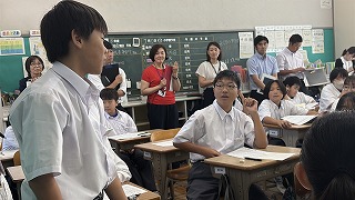 自己有用感を育てる視線 指導主事も参加し学校全体で探る学び