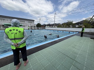 夏のプールに広がる安心 PTAボランティアが見守る水泳学習
