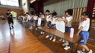 先生の好物は? 1年生がクイズとバスケで絆深める