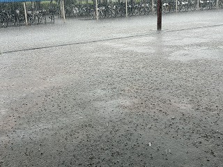 土砂降りの雨
