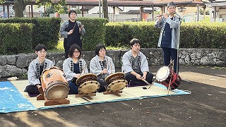 祭りの合図が響く朝 卒業生も参加した神楽演奏