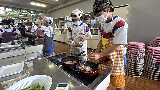 役割分担で手際よく 豚肉のしょうが焼きに挑戦