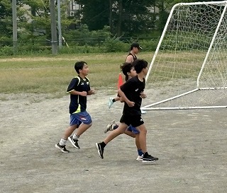 夏休みの朝、小絹中の運動場に響く足音