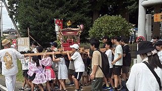 夏の朝、境内(けいだい)に響く子ども神輿(みこし)の声