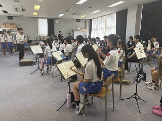 県警音楽隊と本校吹奏楽部が合同練習 市制20周年演奏会へ準備進む