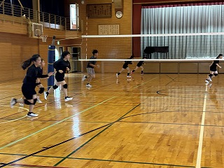 体育館工事で小学校へ 本校バレー部が夏休みも練習継続
