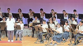 市制20周年祝う音色 警察音楽隊と本校吹奏楽部が共演